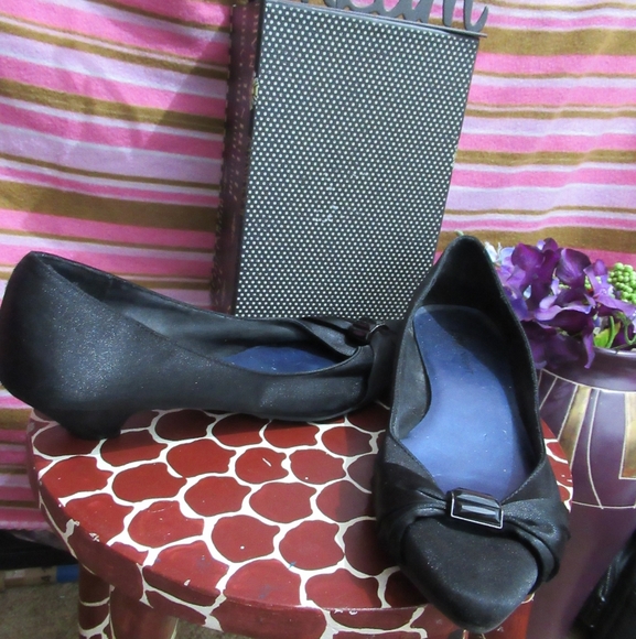 Ladies size 8.5 shoes - Picture 2 of 6